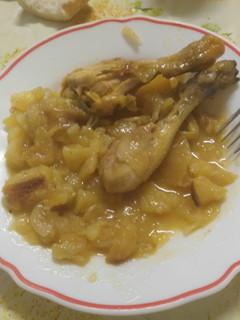 Una foto de Jamoncitos de pollo asados a la miel en cama de patata y cebolla