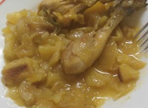 Foto principal de Jamoncitos de pollo asados a la miel en cama de patata y cebolla