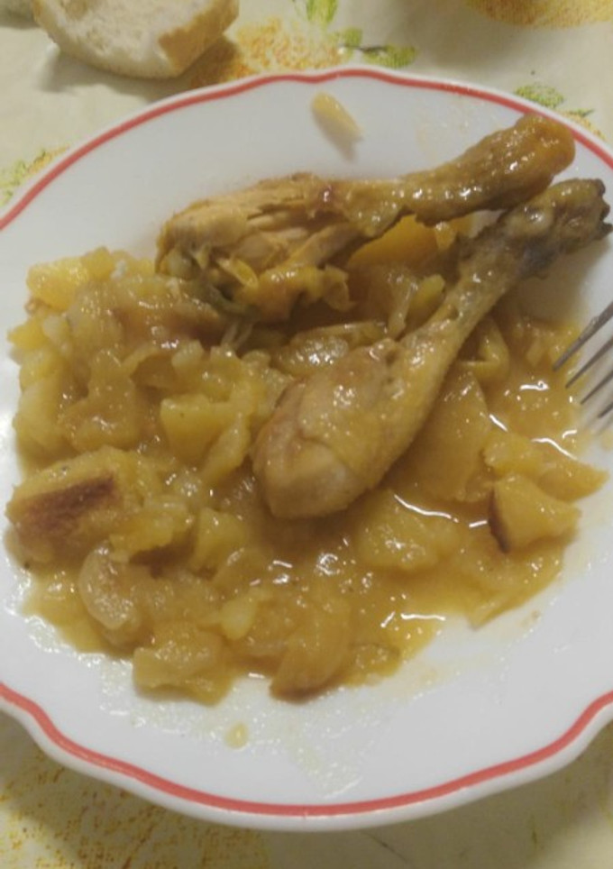 Una foto de Jamoncitos de pollo asados a la miel en cama de patata y cebolla