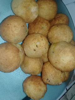 Una foto de Bombas de papa rellena de queso y jamón