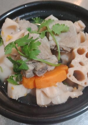 Hình của món Canh sườn non hầm củ sen.