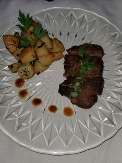 Una foto de Filete al perejil con papas rústicas