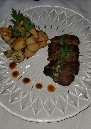 Una foto de Filete al perejil con papas rústicas