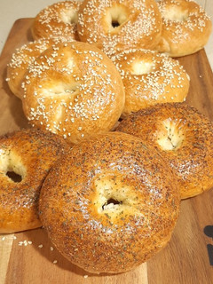 Una foto de Bagels con semillas