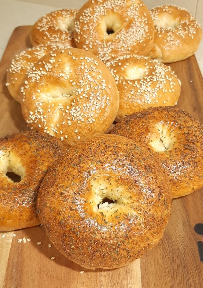 Una foto de Bagels con semillas