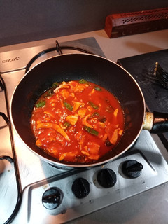 Una foto de Fideos chinos con pechuga de pollo, pimiento verde, huevo crudo