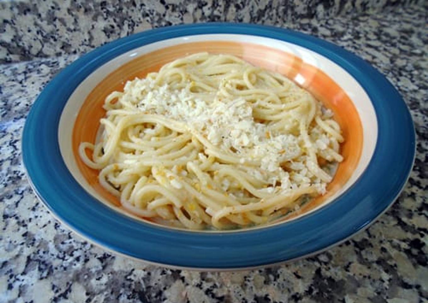 Espaguetis con salsa de limón