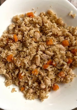 Una foto de Salteado de quinoa y garbanzos 🍚