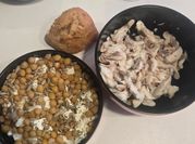 Une photo de salade de pois chiches