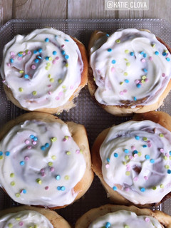 Una foto de Cinnamon rolls (rollos de canela)