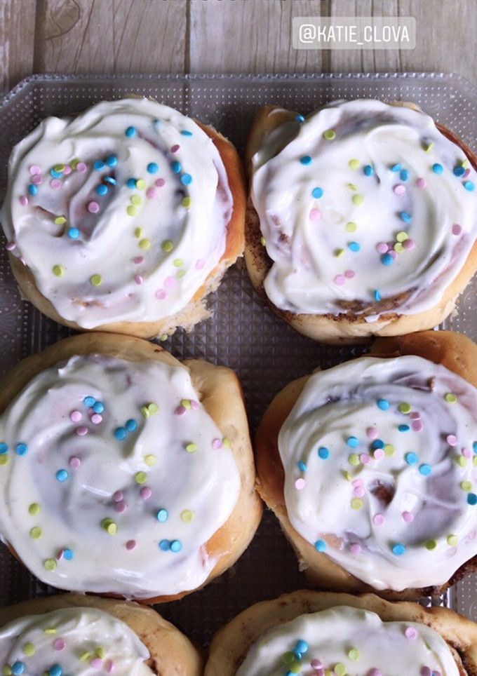 Una foto de Cinnamon rolls (rollos de canela)