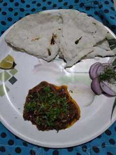 सुकट आणि तांदळाची भाकरी (sukat ani tandalachi bhakhri recipe in marathi) रेसिपी चे मुख्य फोटो