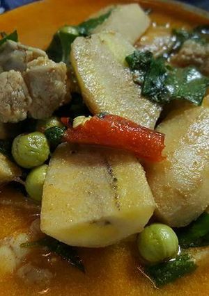 รูปของ แกงเผ็ดกระดูกอ่อนกล้วยดิบใบยี่หร่า byผีแม่บ้านNeng😋