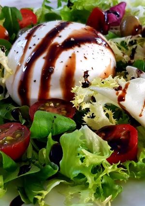 Une photo de Salade de tomates et Burrata