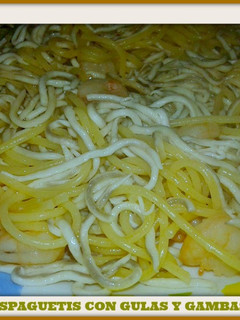 Una foto de Espaguetis con gulas y gambas