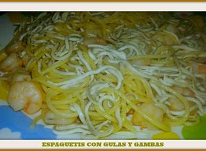Una foto de Espaguetis con gulas y gambas