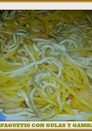 Foto principal de Espaguetis con gulas y gambas