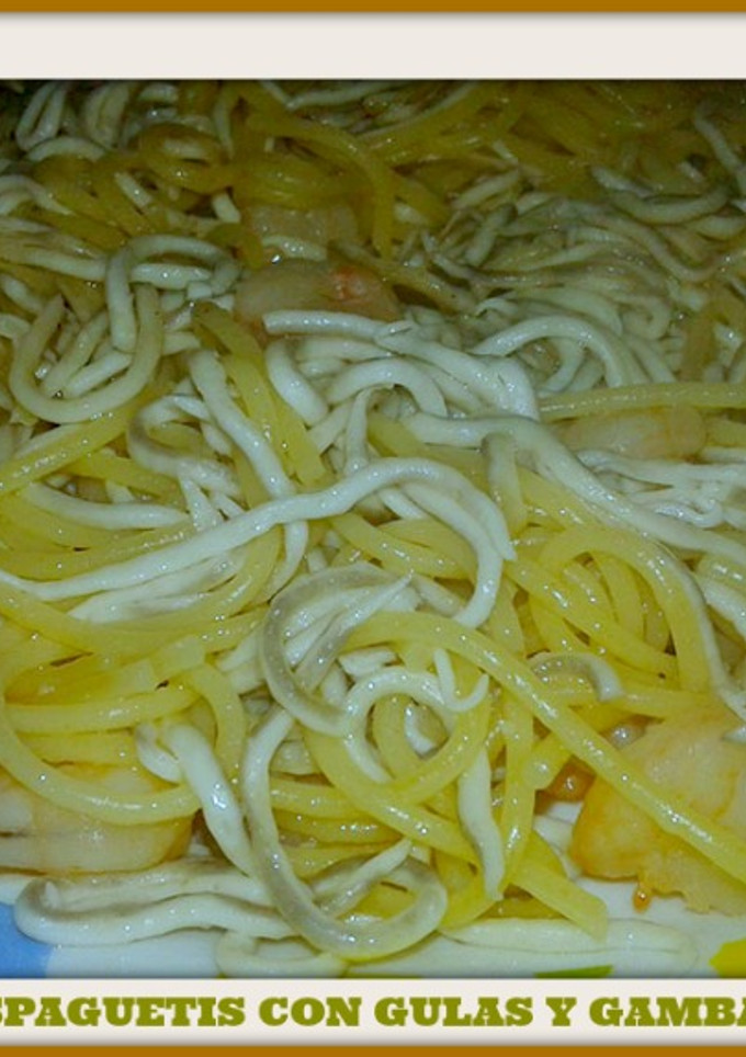 Una foto de Espaguetis con gulas y gambas
