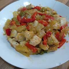 Una foto de Salteado de pollo con piña y pimientos