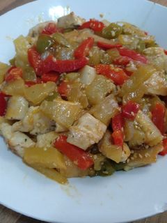 Una foto de Salteado de pollo con piña y pimientos