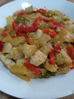 Una foto de Salteado de pollo con piña y pimientos
