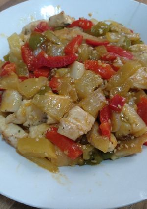 Una foto de Salteado de pollo con piña y pimientos