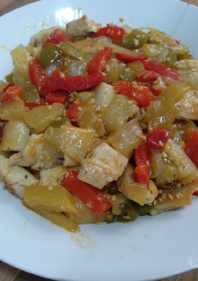 Una foto de Salteado de pollo con piña y pimientos
