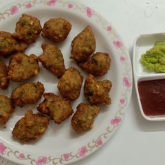 A picture of Moong dal pakora.