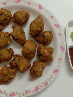 A picture of Moong dal pakora.