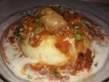 Puré de papa con salsa blanca de verdeo y salsa con chorizo