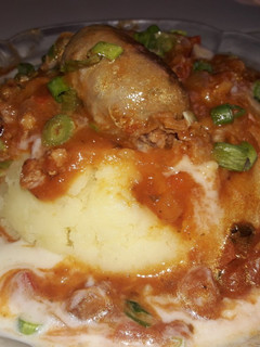 Una foto de Puré de papa con salsa blanca de verdeo y salsa con chorizo