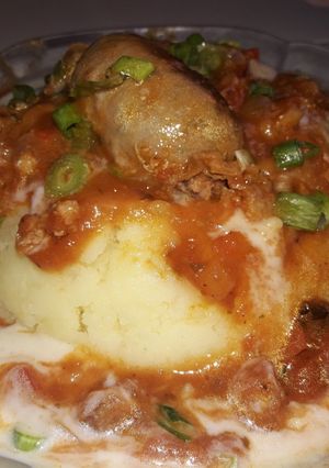 Una foto de Puré de papa con salsa blanca de verdeo y salsa con chorizo