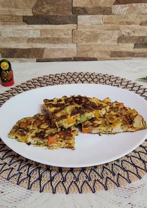 Una foto de Tortilla de pollo y verduras