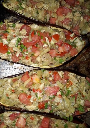 Una foto de Berenjena rellenas de pollo con vegetales