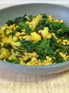 Una foto de Soja texturizada con verduras a la cúrcuma