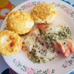 A picture of Pollo grillado y muffins de coliflor.