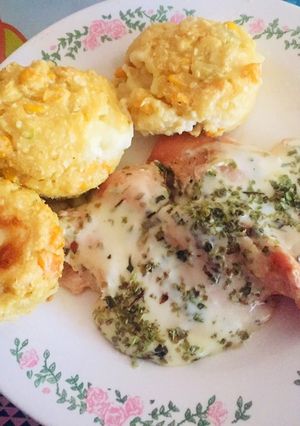 Una foto de Pollo grillado y muffins de coliflor