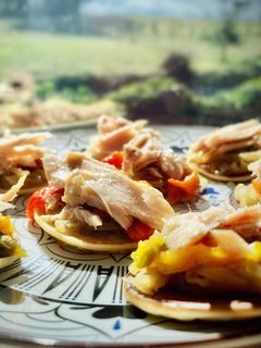 Una foto de Miniaperitivo con bonito del norte (I): Blini con bonito y cebolla caramelizada