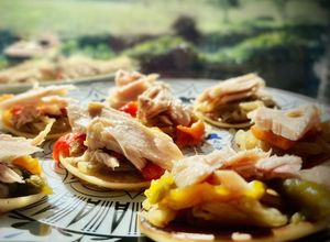 Foto principal de Miniaperitivo con bonito del norte (I): Blini con bonito y cebolla caramelizada