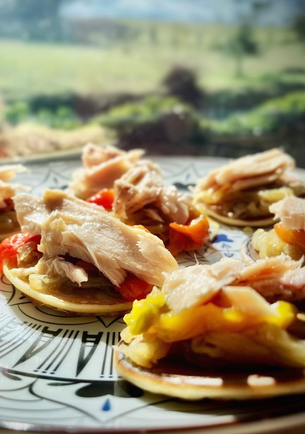 Una foto de Miniaperitivo con bonito del norte (I): Blini con bonito y cebolla caramelizada