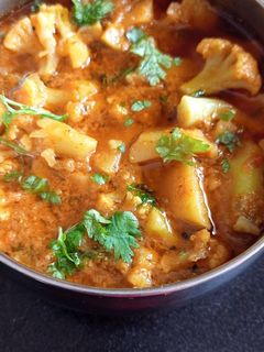 आलू गोभी सब्जी (aloo gobi sabzi recipe in Hindi) रेसिपी मुख्य फोटो