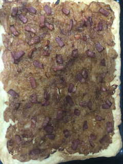 Una foto de 429. Coca de cebolla caramelizada y bacon (principal pizza)