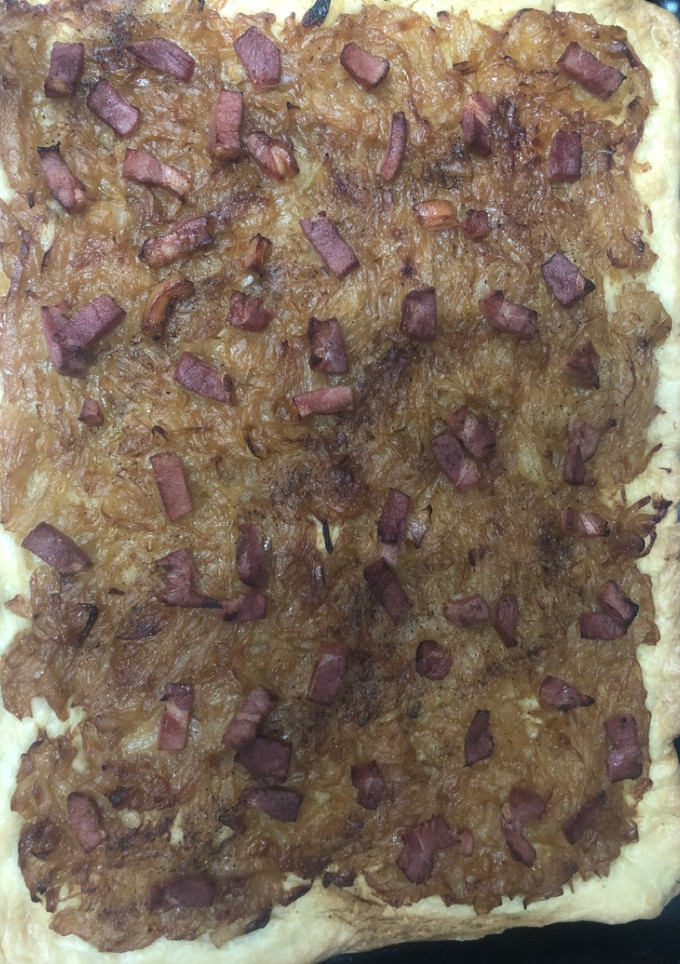 Una foto de 429. Coca de cebolla caramelizada y bacon (principal pizza)