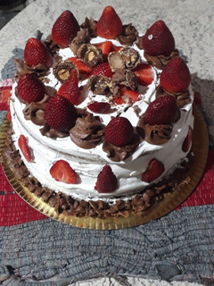 Una foto de Torta capuchino con chantilly y frutillas 🍓😋😋