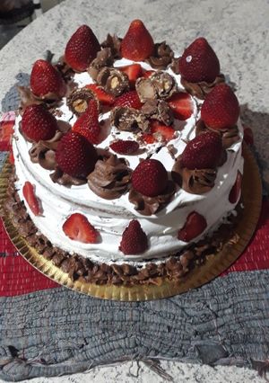 Una foto de Torta capuchino con chantilly y frutillas 🍓😋😋