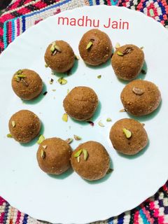 बेसन सूजी लड्डू (besan sooji ladoo recipe in Hindi) रेसिपी मुख्य फोटो