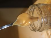 Une photo de caramel liquide