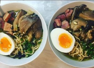 Foto de Ramen de cogumelos e bacon