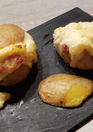 Une photo de Pommes de terre farcie au reblochon et jambon cru