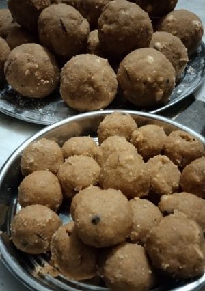 ड्राई फ्रूट्स लड्डू (dry fruits ladoo recipe in Hindi) रेसिपी मुख्य फोटो